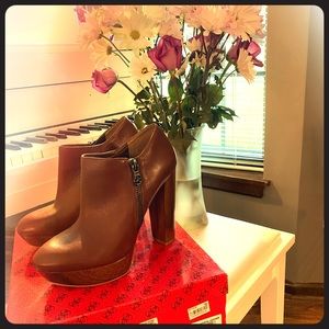 NIB Unique Genuine Leather Guess Platform Size 10